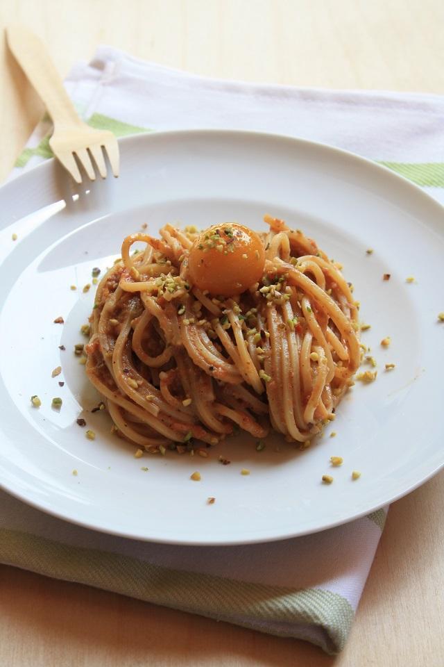 Spaghetti, yellow datterini tomatoes, crispy ham, pecorino and bay leaves