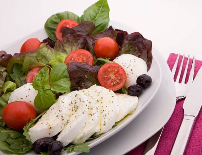 Exploring the Flavors: 5 Exciting Burrata Cheese Salad Combinations